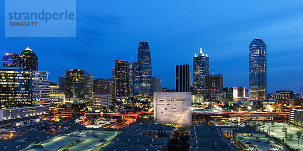 Gebäude beleuchtet in der Abenddämmerung; Dallas  Texas  Vereinigte Staaten von Amerika'.