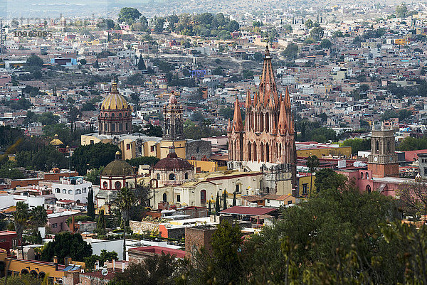 Stadtbild mit einem Kirchengebäude  das sich über andere Gebäude erhebt; San Miguel de Allende  Guanajuato  Mexiko