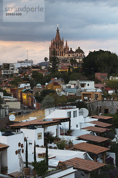 Stadtbild mit Pfarrkirche; San Miguel de Allende  Guanajuato  Mexiko'.