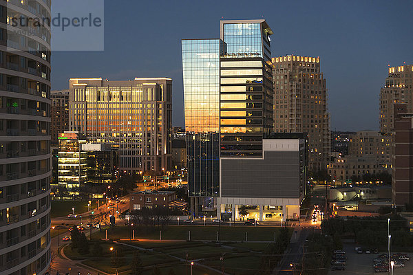 Gebäude  die das Sonnenlicht in der Abenddämmerung reflektieren; Dallas  Texas  Vereinigte Staaten von Amerika'.