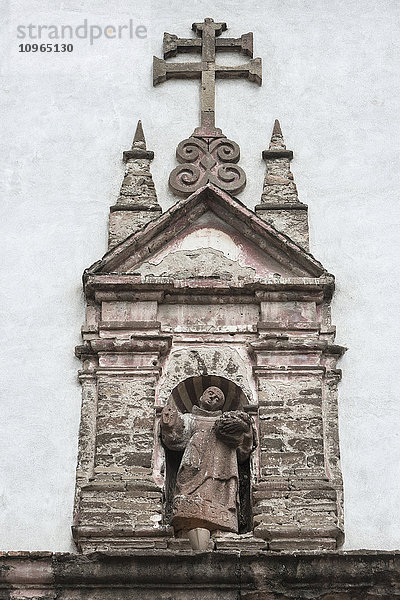 Steinskulptur eines Mannes  der in einer Tür eines Gebäudes steht; San Miguel de Allende  Guanajuato  Mexiko