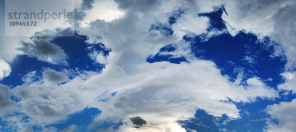 Dramatische Gewitterwolken mit blauem Himmel in Öffnungen; Calgary  Alberta  Kanada'.