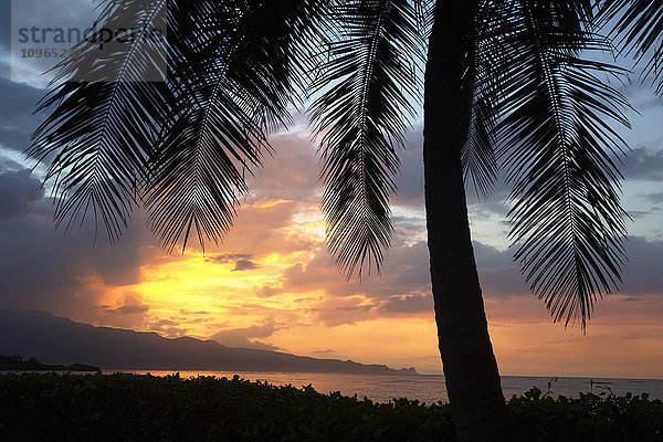 Sonnenuntergang an der Nordküste von Maui; Spreckelsville  Maui  Hawaii  Vereinigte Staaten von Amerika'.