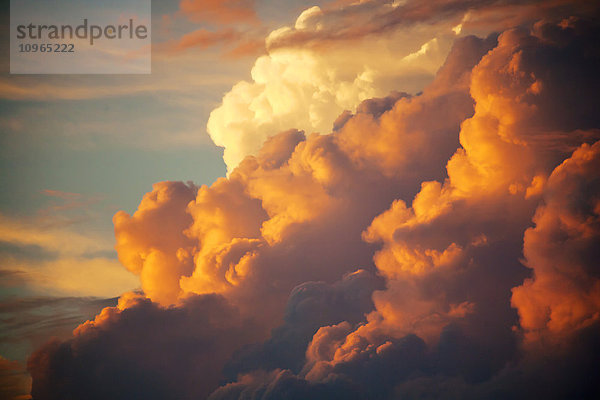 Ungewöhnliche Wolkenformationen leuchten bei Sonnenuntergang; Maui  Hawaii  Vereinigte Staaten von Amerika'.
