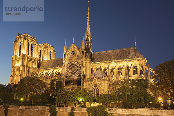 Die Kathedrale Notre-Dame bei Nacht; Paris  Frankreich'.