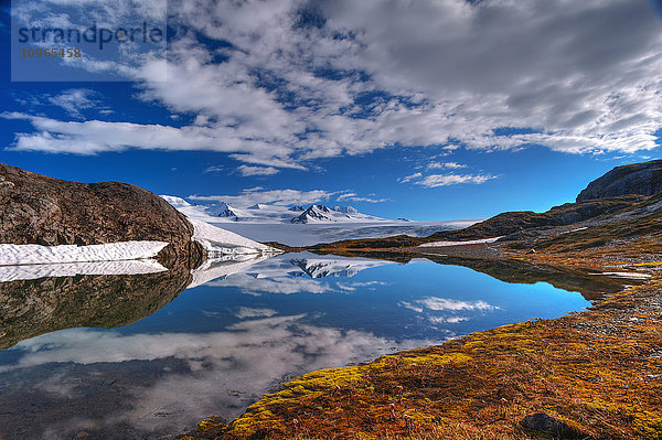 Ein kristallklarer See in der Nähe des Harding Icefield Trail mit dem Harding Ice Field im Hintergrund  Kenai Fjords National Park; Alaska  Vereinigte Staaten von Amerika'.