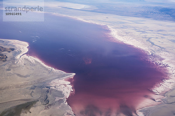 Großer Salzsee von einem Linienflug aus gesehen; Salt Lake City  Utah  Vereinigte Staaten von Amerika'.