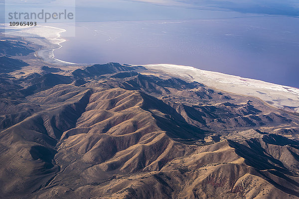 Großer Salzsee von einem Linienflug aus gesehen; Salt Lake City  Utah  Vereinigte Staaten von Amerika'.