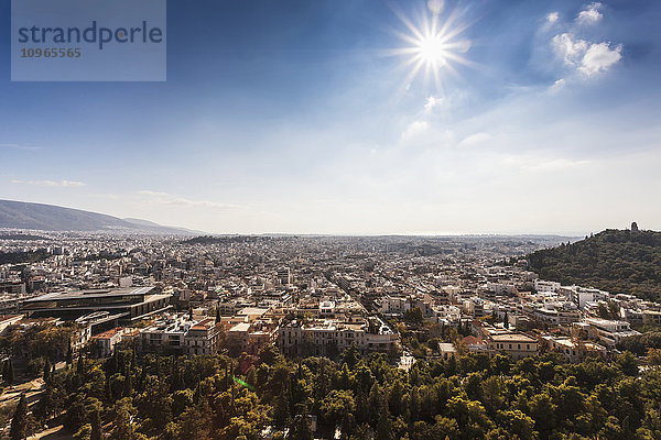 Blick auf Athen von der Akropolis in Richtung Südwesten  in der Ferne ist der Saronische Golf zu sehen; Athen  Griechenland'.