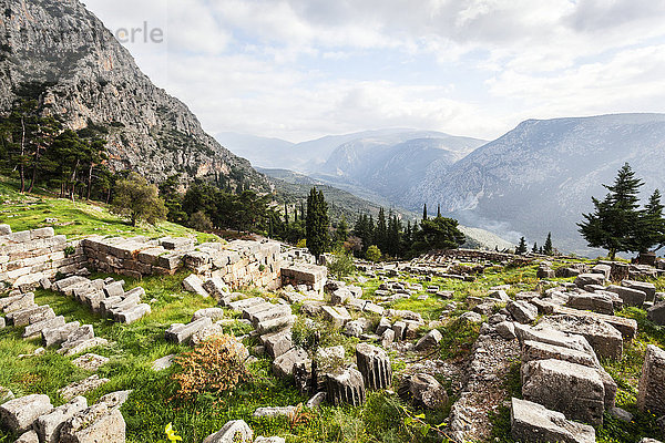 Steintrümmer an einer Ruinenstätte; Delphi  Griechenland'.