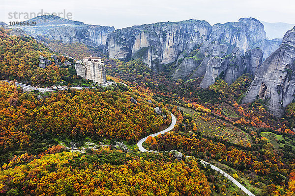 Kloster auf einer Klippe mit herbstlich gefärbtem Laub; Meteora  Griechenland'.