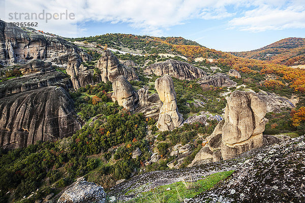 Landschaft mit zerklüfteten Felsen und Herbstlaub; Meteora  Griechenland'.