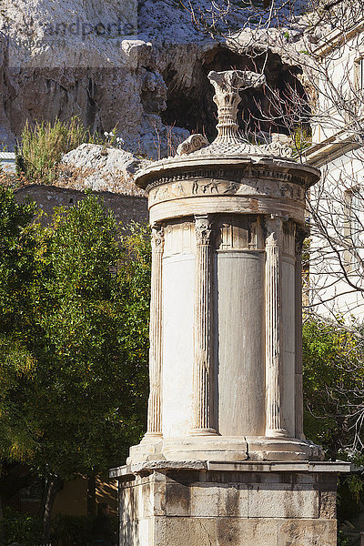 Ruinen einer Steinsäule und einer Felsklippe; Athen  Griechenland