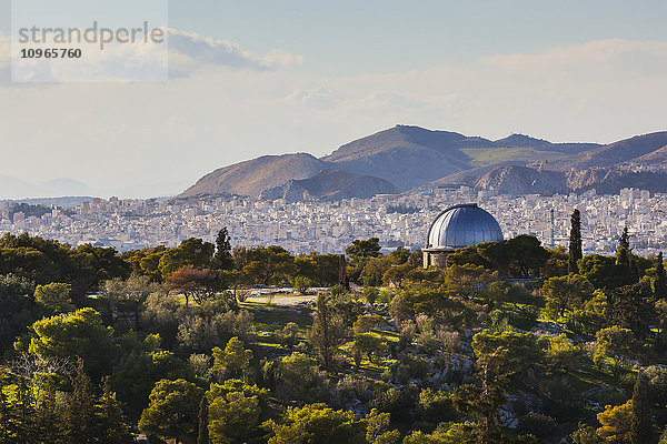 Kuppeldach und Stadtlandschaft mit Bergen in der Ferne; Athen  Griechenland'.