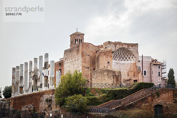 Kirchengebäude mit einer Reihe von Säulen; Rom  Italien