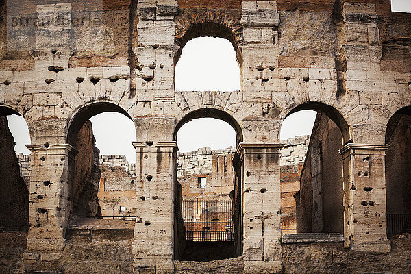 Alte Steinmauer des Kolosseums mit Bögen; Rom  Italien'.