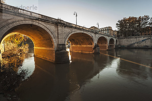Brücke über einen Fluss; Rom  Italien'.