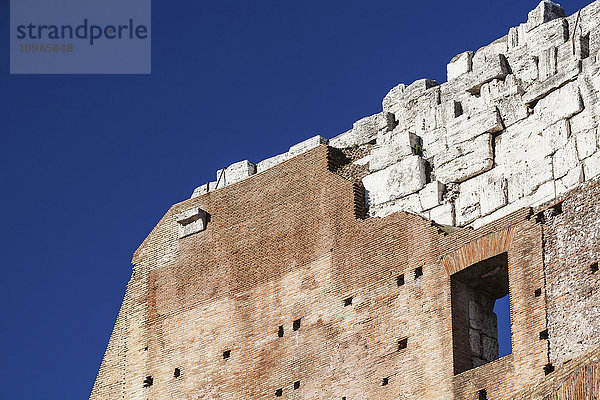 Ruinen einer Steinmauer; Rom  Italien'.