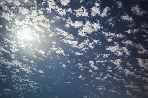 Wolken am blauen Himmel mit Sonnenlicht; Israel .