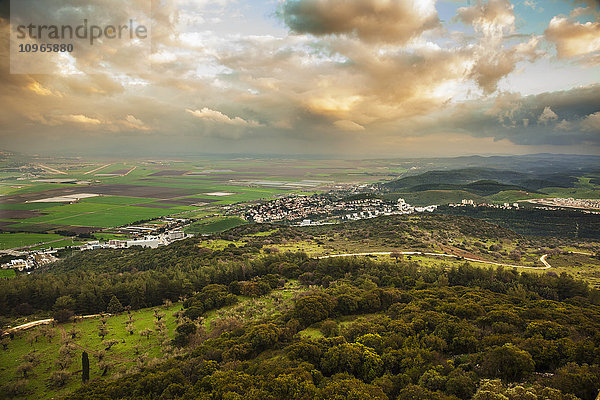 Berg Karmel mit leuchtenden Wolken über dem Jesreel-Tal; Israel'.