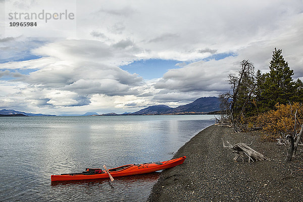 Kajak am Ufer des Atlin Lake; British Columbia  Kanada'.