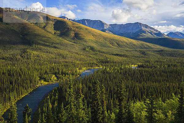 Der Lapie River fließt durch die Wildnis entlang der South Canol Road; Yukon  Kanada'.