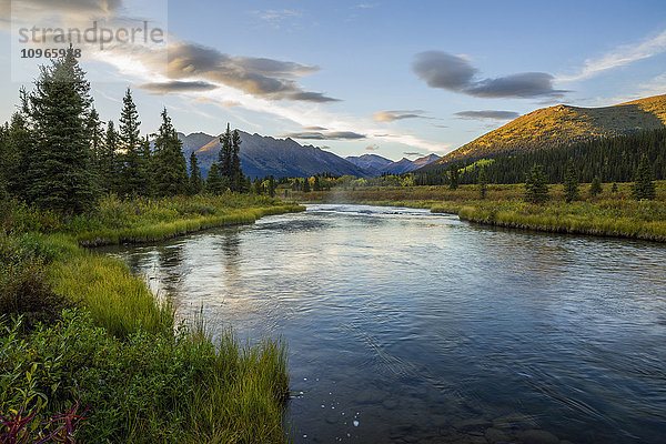 Der Lapie River fließt durch die Wildnis entlang der South Canol Road; Yukon  Kanada'.