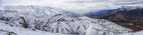 Panoramablick auf den Dempster Highway von der Spitze des Goldensides Mountain nach Süden; Yukon  Kanada'.