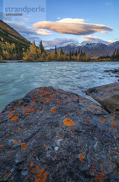 Linsenförmige Wolken bilden sich über dem Grey Ridge und dem Wheaton River; Yukon  Kanada'.