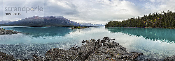 Panoramablick auf den Atlin Lake; British Columbia  Kanada'.