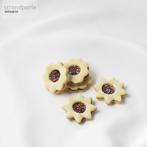 Mit Marmelade gefüllte Kekse in Form von Sternen und Blumen; Toronto  Ontario  Kanada'.