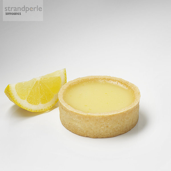 Zitronenpudding und eine Zitronenspalte auf weißem Hintergrund; Toronto  Ontario  Kanada'.