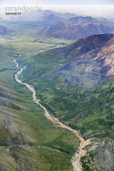 Luftaufnahme eines Flusses  der ein Tal in der Brooks Range durchschneidet; Alaska  Vereinigte Staaten von Amerika'.