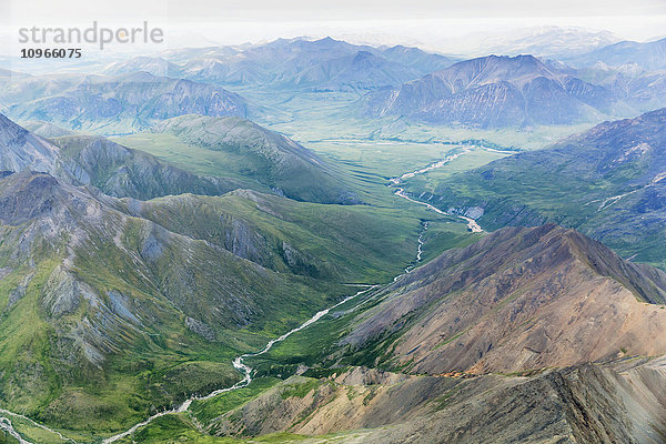 Luftaufnahme eines Flusses  der ein Tal in der Brooks Range durchschneidet; Alaska  Vereinigte Staaten von Amerika'.