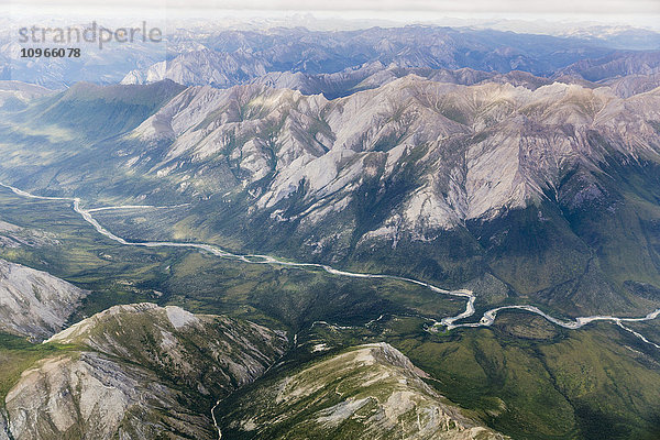 Luftaufnahme eines Flusses  der ein Tal in der Brooks Range durchschneidet; Alaska  Vereinigte Staaten von Amerika'.