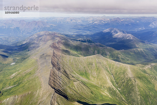 Luftaufnahme von Bergkämmen in der Brooks Range; Alaska  Vereinigte Staaten von Amerika'.