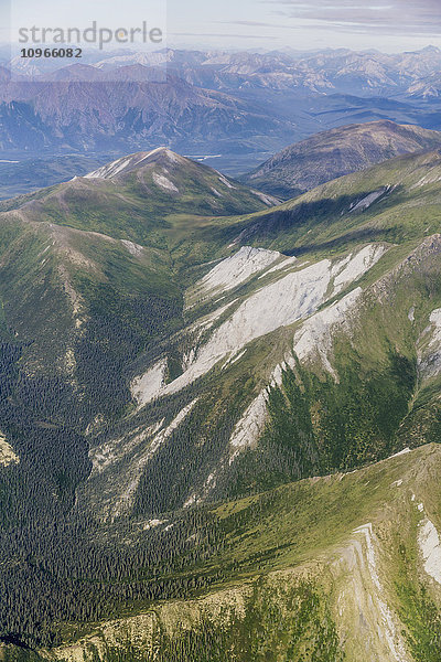 Luftaufnahme von Bergkämmen und grünen Tälern in der Brooks Range; Alaska  Vereinigte Staaten von Amerika'.
