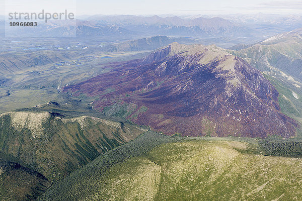 Luftaufnahme von Bergkämmen und grünen Tälern in der Brooks Range; Alaska  Vereinigte Staaten von Amerika'.