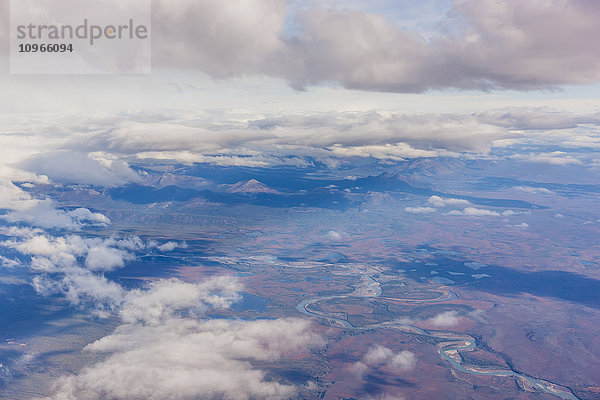Luftaufnahme von lückenhaften Wolken über einer Tundra-Landschaft  ein Fluss durchschneidet den Vordergrund; Alaska  Vereinigte Staaten von Amerika'.