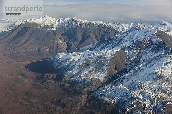 Schneebedeckte Gipfel in der Brooks Range im Winter; Alaska  Vereinigte Staaten von Amerika'.