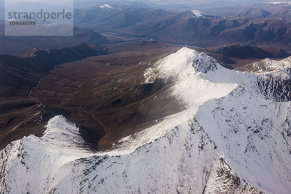 Schneebedeckte Gipfel in der Brooks Range im Winter; Alaska  Vereinigte Staaten von Amerika'.