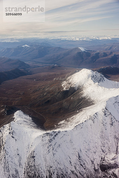 Schneebedeckte Gipfel in der Brooks Range im Winter; Alaska  Vereinigte Staaten von Amerika'.