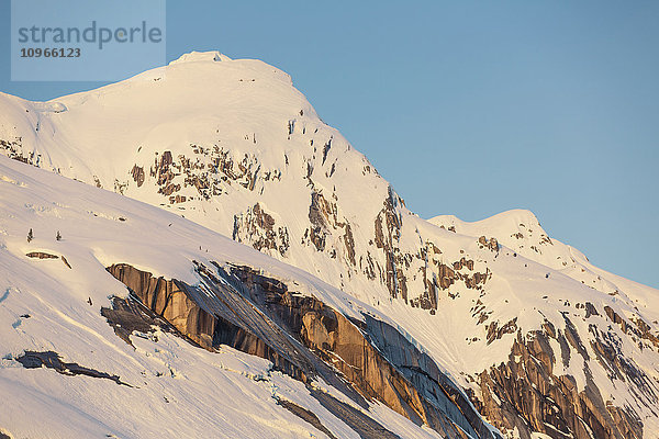 Schneebedeckte Gipfel im Licht des Sonnenuntergangs  Kings Bay  Prince William Sound; Whittier  Alaska  Vereinigte Staaten von Amerika'.