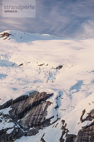 Schneebedeckte Gipfel im Licht des Sonnenuntergangs  Kings Bay  Prince William Sound; Whittier  Alaska  Vereinigte Staaten von Amerika'.