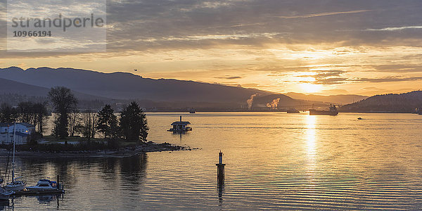 Sonnenuntergangslicht  das sich auf dem Meer vor der Küste des Stanley Park spiegelt; Vancouver  British Columbia  Kanada'.