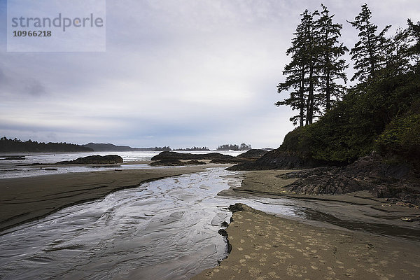 Strom von Wasser  das vom Ozean auf den Strand fließt; Tofino  British Columbia  Kanada