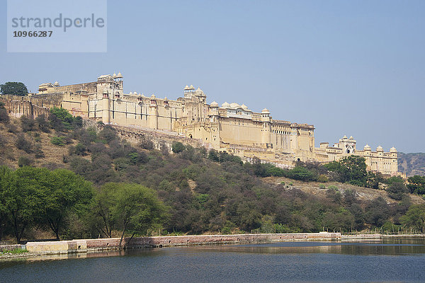 Amber Fort von der anderen Seite des Sees aus gesehen; Jaipur  Bundesstaat Rajasthan  Indien'.