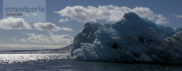 Große blaue Eisformation entlang der Küste des Arktischen Ozeans; Spitzbergen  Svalbard  Norwegen'.