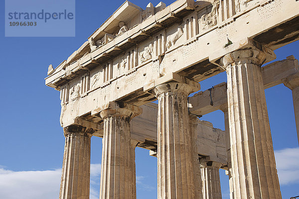 Kolonnade und Giebel des Parthenon mit Skulpturen; Athen  Attika  Griechenland'.