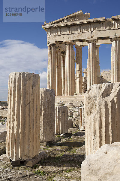 Ruinierte Marmorsäulen vor dem Parthenon; Athen  Attika  Griechenland'.